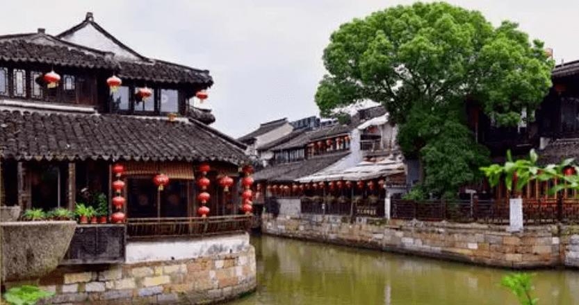 古月追悼会：6米长挽联，女儿亲吻遗像，300名广州市民送行
